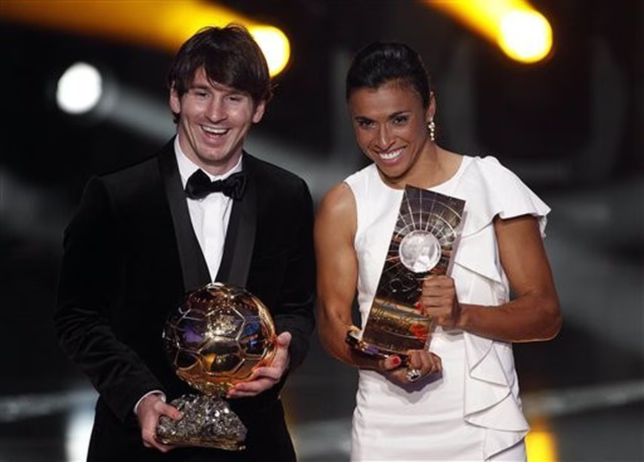 Messi & Marta – Do women football stars solve match situations differently?